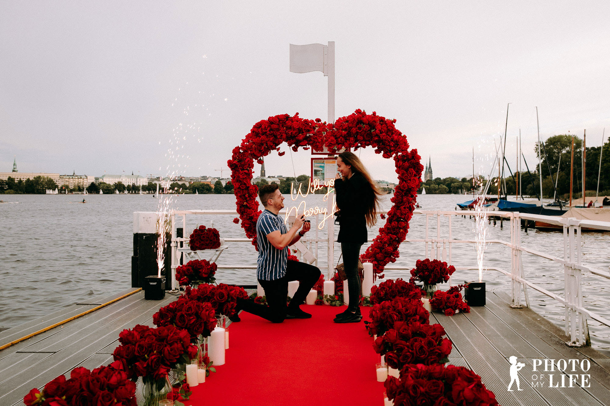 Plane einen Überraschungs Heiratsantrag in Hamburg mit perfektem Timing und diskreter Umsetzung. Wir sorgen für deinen perfekten Heiratsantrag.